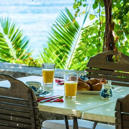 Villa Sleeps 8 With Pool Air Con And Wifi