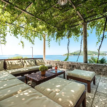 Sleeps 8 With Pool Air Con And Wifi *