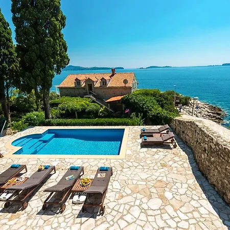 Sleeps 8 With Pool Air Con And Wifi Mlini