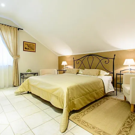 Sleeps 8 With Pool Air Con And Wifi Mlini