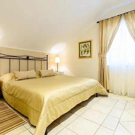 Villa Sleeps 8 With Pool Air Con And Wifi