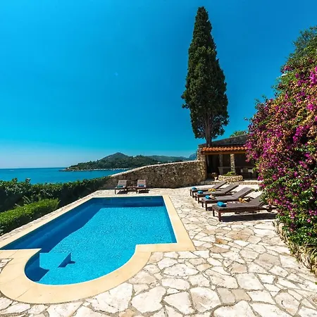 Sleeps 8 With Pool Air Con And Wifi Mlini