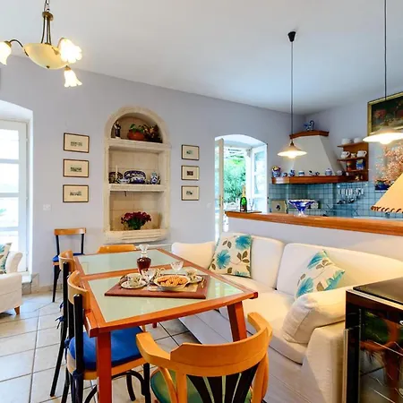 Villa Sleeps 8 With Pool Air Con And Wifi *