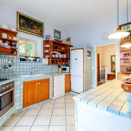 Sleeps 8 With Pool Air Con And Wifi *
