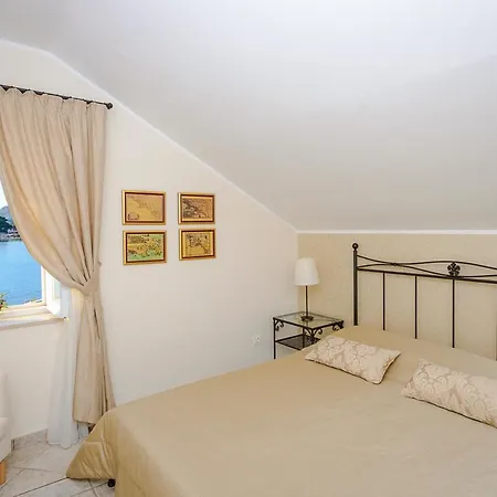 Sleeps 8 With Pool Air Con And Wifi Mlini