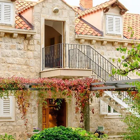 Villa Sleeps 8 With Pool Air Con And Wifi *