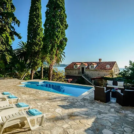 Villa Sleeps 8 With Pool Air Con And Wifi Mlini