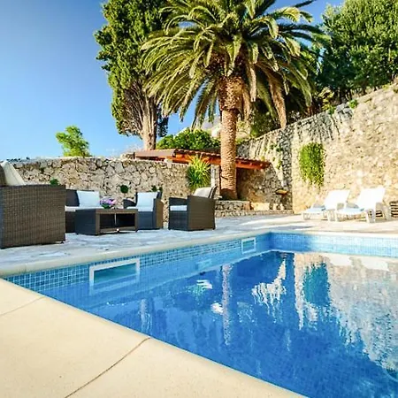 Sleeps 8 With Pool Air Con And Wifi Mlini