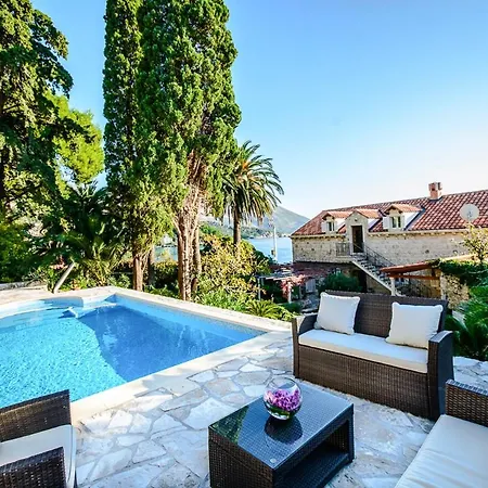 Sleeps 8 With Pool Air Con And Wifi *