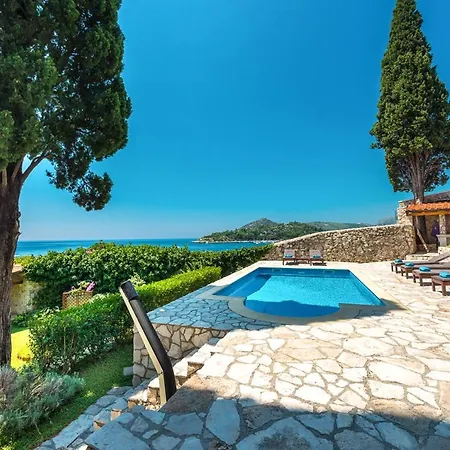Villa Sleeps 8 With Pool Air Con And Wifi *