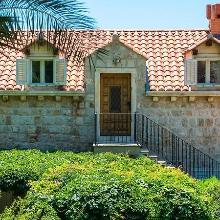 Sleeps 8 With Pool Air Con And Wifi
