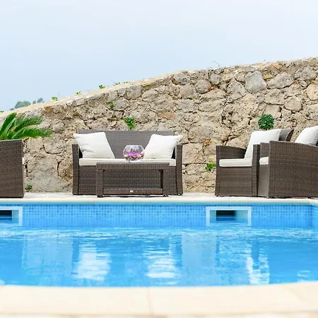 Villa Sleeps 8 With Pool Air Con And Wifi Mlini