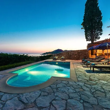 Sleeps 8 With Pool Air Con And Wifi Villa