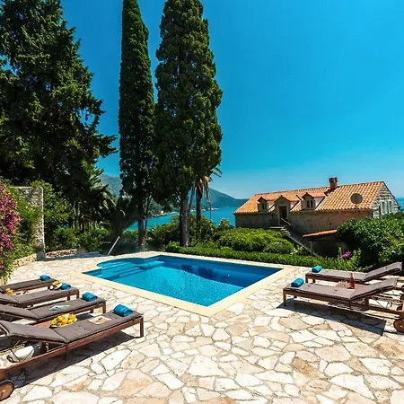 Sleeps 8 With Pool Air Con And Wifi Mlini