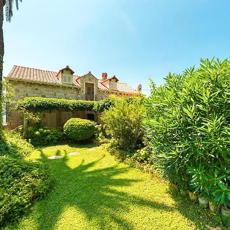Sleeps 8 With Pool Air Con And Wifi *